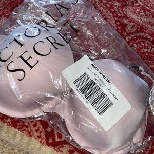 Brand new Victoria Secret Bra Size : 38c